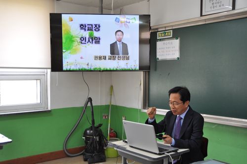 교장 선생님으로 재직하던 시절 권용재 씨[권용재 씨 제공. 재판매 및 DB 금지]
