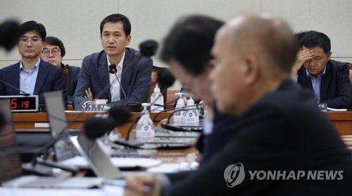 퇴직연금 발전 방안은...퇴직연금 발전 방안은...     (서울=연합뉴스) 한상균 기자 = 19일 국회 연금개혁특별위원회 전체회의에서 민간자문위원회 남재우 위원이 대답하고 있다. 맨 오른쪽은 김연명 공동위원장. 2023.4.19     xyz@yna.co.kr