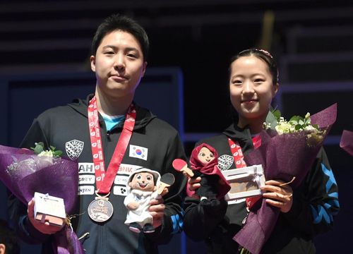 세계탁구선수권 혼합복식 동메달을 건 임종훈(왼쪽)과 신유빈 [대한탁구협회 제공. 재판매 및 DB 금지]