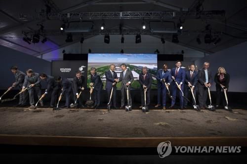 현대차그룹, 미국 전기차 전용공장 기공식 개최      (서울=연합뉴스) 정의선 현대자동차그룹 회장 등 참석자들이 25일(현지시간) 미국 조지아주 브라이언 카운티에서 열린 '현대자동차그룹 메타플랜트 아메리카' 기공식에서 첫 삽을 뜨고 있다.     왼쪽부터 트립 톨리슨 서배너경제개발청(SEDA) 청장, 팻 윌슨 조지아주 경제개발부 장관, 호세 무뇨즈 현대자동차 글로벌 최고운영책임자(COO·사장), 윤승규 기아 북미권역본부장, 장재훈 현대자동차 사장, 조태용 주미대사, 정의선 현대차그룹 회장, 브라이언 켐프 조지아 주지사, 버디 카터 연방 하원의원, 라파엘 워녹 연방 상원의원, 존 오소프 연방 상원의원, 돈 그레이브스 미 상무부 부장관, 카터 인핑거 브라이언 카운티 위원회 위원장, 안나 샤핀 브라이언 카운티 개발청장. 2022.10.26 [현대차 제공. 재판매 및 DB 금지]     photo@yna.co.kr
