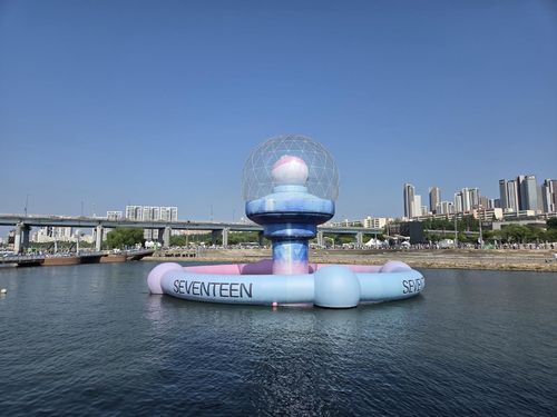 서울 반포한강공원 세빛섬 앞에 설치된 대형 '캐럿봉' 수상 조형물[촬영=이태수] tsl@yna.co.kr