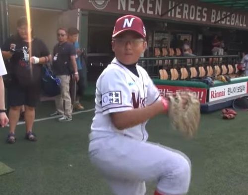 초등학생 시절 시구자로 나선 LG 트윈스 송승기LG 트윈스 좌완 투수 송승기가 안산 삼일초 6학년에 재학 중이었던 2014년 8월 15일 서울 목동구장에서 열린 프로야구 넥센 히어로즈(현 키움)와 두산 베어스의 경기에서 시구를 앞두고 몸을 풀고 있다. [키움 히어로즈 유튜브 채널 캡처. 재배포 및 DB 금지]