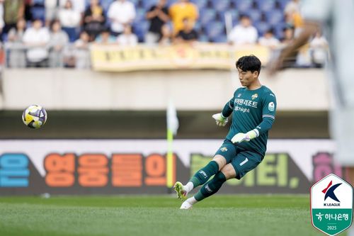후반 막판 눈부신 선방을 펼친 강원 골키퍼 이광연[한국프로축구연맹 제공. 재판매 및 DB 금지]