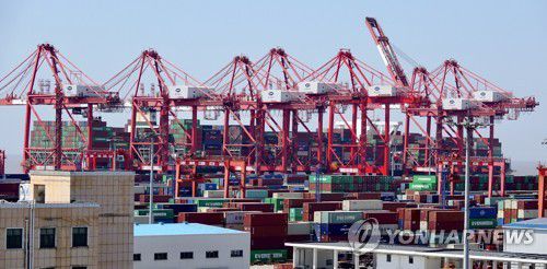 상하이 양산항의 수출입 컨테이너 부두[연합뉴스 자료사진]