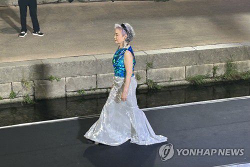나이가 무색한 '파워 워킹'(서울=연합뉴스) 김유진 인턴기자 = 지난 22일 오후 서울 종로구 청계천 오간수교 아래 수상무대에서 열린 '청계 라이브 패션쇼'에서 최고령 모델인 장정례(80)씨가 런웨이를 걷고 있다. 2025.5.25
