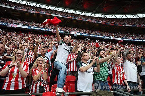 선덜랜드의 EPL 승격을 기뻐하는 팬들[로이터=연합뉴스]