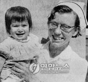 2008년 8월 몰리 홀트 여사의 모습 홀트아동복지회의 몰리 홀트 이사장은 2008년 8월8일 당시 일각에서 제기된 '해외입양 중단' 주장에 대해 "아직도 적잖은 신생아들이 버림을 받고 보육원에서 자라고 있는 현실을 감안할 때 '시기상조'라고 강조했다 [연합뉴스 사진]