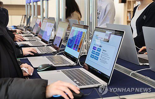 AI 디지털교과서 상설전시회(부산=연합뉴스) 강선배 기자 = 21일 오전 부산 북구 SW·AI 교육거점센터에서 열린 'AI 디지털교과서 상설 전시회'에서 교원, 학생 등이 AI 디지털교과서를 살펴보고 있다. 2025.2.21 sbkang@yna.co.kr