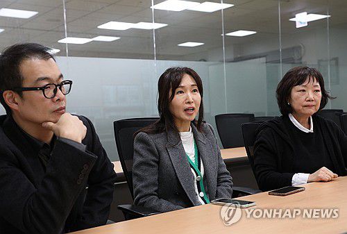 "정부는 사과뿐 아니라 불법행위에 대한 수사 의뢰도 해야 합니다" 이승훈 사무국장(왼쪽부터), 배진시 대표, 권희정 미혼모아카이빙과권익옹호연구소 소장이 연합뉴스와 인터뷰하고 있다.  [진성철 기자 촬영]