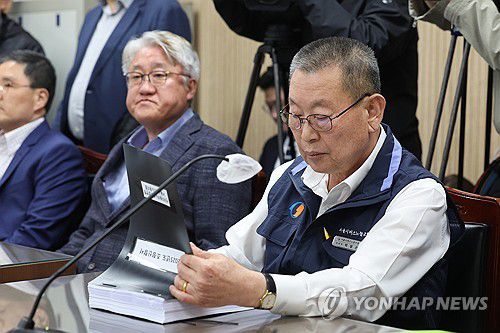 서울 시내버스노사, 임단협 막판 협상 돌입(서울=연합뉴스) 임화영 기자 = 박점곤 서울시버스노동조합 위원장이 29일 서울 영등포구 서울지방노동위원회에서 열린 사측 서울시버스운송조합과의 임금·단체협약(임단협) 막판 협상에 앞서 조정신청서 서류를 살펴보고 있다. 왼쪽은 김정환 서울시버스운송조합 이사장. 2025.4.29 hwayoung7@yna.co.kr