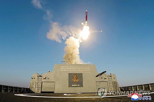 북, 최현호 첫 무장 시험사격…김정은 "해군 핵무장화 가속화"(평양 조선중앙통신=연합뉴스) 북한 김정은 국무위원장이 신형 '다목적구축함' 최현호(號) 진수 사흘 만에 진행된 첫 무장 시험사격을 참관하고 '해군의 핵무장화'에 속도를 내라고 지시했다. 미사일총국, 국방과학원, 탐지전자전총국이 구축함 최현호에 탑재된 무장체계의 성능 및 전투 적용성 시험에 착수했다고 조선중앙통신이 30일 보도했다. 2025.4.30    [국내에서만 사용가능. 재배포 금지. For Use Only in the Republic of Korea. No Redistribution] nkphoto@yna.co.kr