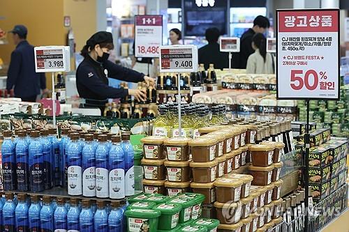 식품업계, 1분기 대체로 '실적 부진'(서울=연합뉴스) 강민지 기자 = 국내 주요 식품기업들의 올해 1분기 대체로 영업이익이 감소한 것으로 나타났다. 재룟값과 원/달러 상승이 겹쳐 원가 부담이 커진 데다, 내수 침체로 국내 소비는 위축됐기 때문이다. 사진은 16일 서울의 한 대형마트에 진열된 식품류 모습. 2025.5.16 mjkang@yna.co.kr