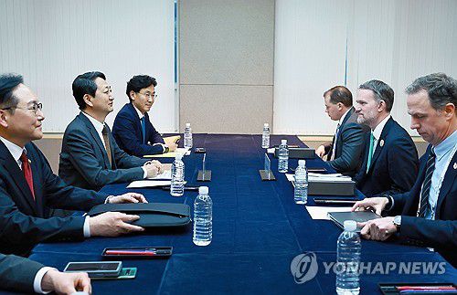 안덕근 장관, 미국 무역대표부 대표 면담(서울=연합뉴스) 안덕근 산업통상자원부 장관이 16일 제주 서귀포시 제주국제컨벤션센터(ICC)에서 제이미슨 그리어 미국 무역대표부 대표와 면담하고 있다. 2025.5.16 [산업통상자원부 제공. 재판매 및 DB 금지] photo@yna.co.kr