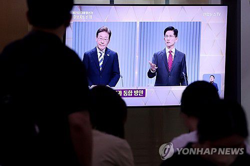 대선 토론 나선 이재명-김문수 후보(서울=연합뉴스) 임화영 기자 = 23일 서울역 대합실에서 제21대 대통령선거 2차 후보자 토론회가 생중계되고 있다. 2025.5.23 hwayoung7@yna.co.kr