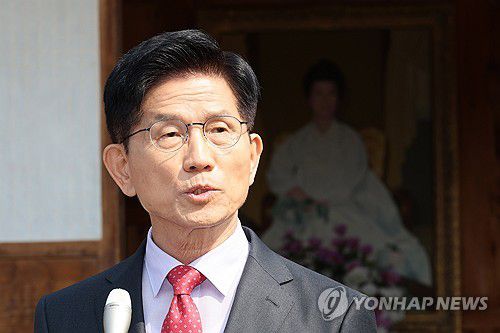 김문수 후보, 현안 관련 입장 발표(옥천=연합뉴스) 박동주 기자 = 국민의힘 김문수 대선 후보가 25일 충북 옥천군 육영수 여사 생가를 방문한 뒤 취재진 앞에서 현안 관련 입장 발표를 하고 있다. 2025.5.25 pdj6635@yna.co.kr