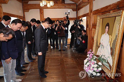 육영수 여사 생가 방문한 김문수 후보(옥천=연합뉴스) 박동주 기자 = 국민의힘 김문수 대선 후보가 25일 충북 옥천군 육영수 여사 생가를 방문해 묵념하고 있다. 2025.5.25 pdj6635@yna.co.kr