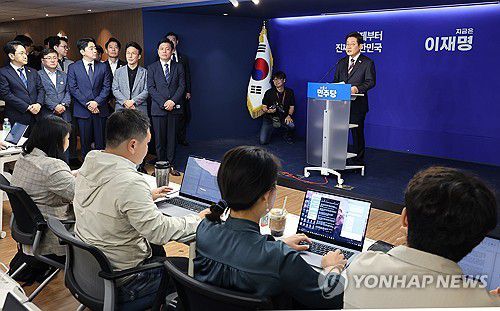 발언하는 이재명 후보(서울=연합뉴스) 김주형 기자 = 더불어민주당 이재명 대선 후보가 25일 서울 여의도 당사에서 열린 기자회견에서 발언하고 있다. 2025.5.25 kjhpress@yna.co.kr