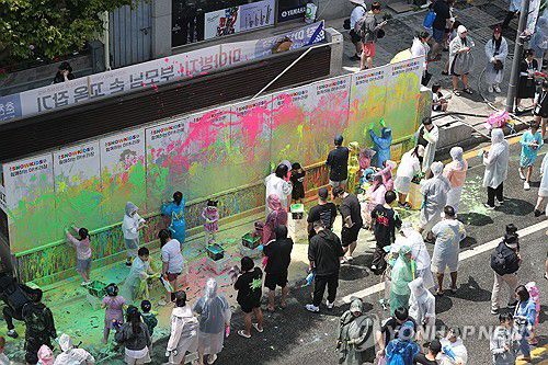 춘천 도심 적신 '아!水(수)라장'(춘천=연합뉴스) 강태현 기자 = 25일 오후 강원 춘천시 중앙로 일대에서 춘천마임축제 개막행사인 '아!水(수)라장'이 열리고 있다. 2025.5.25 taetae@yna.co.kr