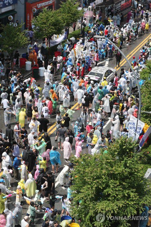 '아!水(수)라장' 된 춘천 도심(춘천=연합뉴스) 강태현 기자 = 25일 오후 강원 춘천시 중앙로 일대에서 춘천마임축제 개막행사인 '아!水(수)라장'이 열리고 있다. 2025.5.25 taetae@yna.co.kr