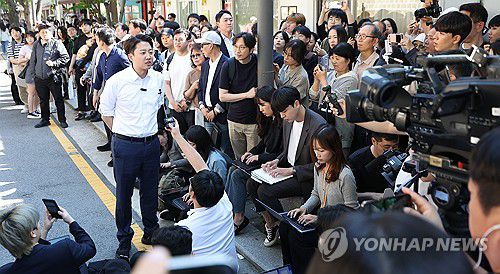본격적인 유세 앞서 발언하는 이준석 후보(서울=연합뉴스) 김성민 기자 = 개혁신당 이준석 대선후보가 25일 서울 종로구 종묘 인근 서순라길에서 거리 유세에 앞서 취재진 앞에서 발언하고 있다. 2025.5.25 ksm7976@yna.co.kr