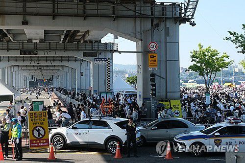 세븐틴 공연 찾은 시민들로 붐비는 반포한강공원(서울=연합뉴스) 류효림 기자 = 25일 세븐틴 공연이 열리는 서울 반포한강공원이 시민들로 붐비고 있다. 2025.5.25 ryousanta@yna.co.kr