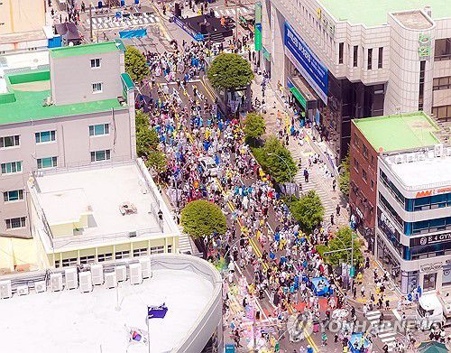 춘천마임축제 물뿌리는 퍼포먼스 '아!水(수)라장'[춘천마임축제 제공. 재판매 및 DB 금지]