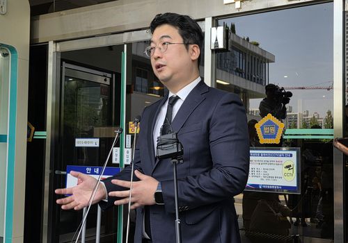 기자들 질문에 답하는 피해자 김하늘양 측 변호인[촬영 김소연]