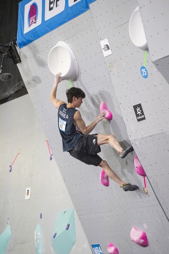 볼더링 경기를 펼치는 이도현[대한산악연맹 제공. 재판매 및 DB 금지]