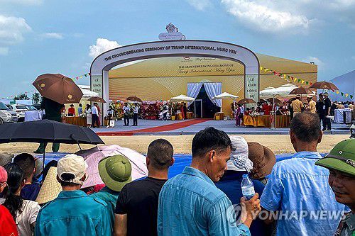 트럼프 가족기업, 베트남 리조트 착공지난 21일(현지시간) 베트남 북부 하노이 인근 흥옌성에서 도널드 트럼프 미국 대통령의 가족기업 '트럼프 오거니제이션'이 짓는 고급 리조트 단지 착공식이 열렸다. 2025.05.26 [로이터 연합뉴스 자료사진. 재판매 및 DB 금지]