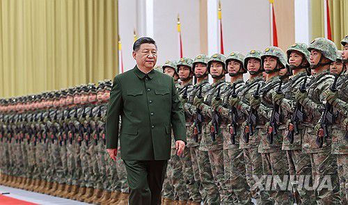 인민해방군 사열하는 시진핑 중국 국가주석[신화=연합뉴스 자료사진]