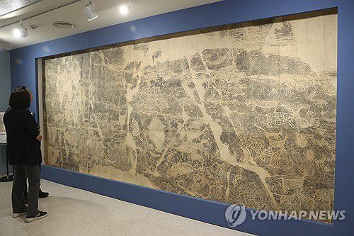 반구대 암각화 탁본(서울=연합뉴스) 강민지 기자 = 25일 서울 중구 동국대 박물관에서 열린 특별전 '보묵천향(寶墨天香)―보배로운 먹, 하늘의 향기' 개막식에서 참석자들이 '반구대 암각화 탁본'을 살펴보고 있다. 2025.3.25 mjkang@yna.co.kr