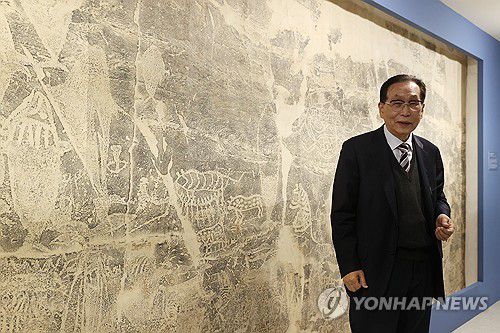 전시 소개하는 문명대 명예교수(서울=연합뉴스) 강민지 기자 = 문명대 동국대 명예교수가 25일 서울 중구 동국대 박물관에서 열린 특별전 '보묵천향(寶墨天香)―보배로운 먹, 하늘의 향기' 개막식에서 전시를 설명하고 있다. 2025.3.25 mjkang@yna.co.kr