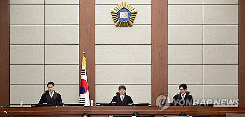 발언하는 지귀연 부장판사(서울=연합뉴스) 지귀연 부장판사가 21일 서울 서초구 서울중앙지법에서 열린 윤석열 전 대통령 내란 우두머리 혐의 형사재판 2차 공판에서 발언하고 있다. 2025.4.21 [사진공동취재단] photo@yna.co.kr