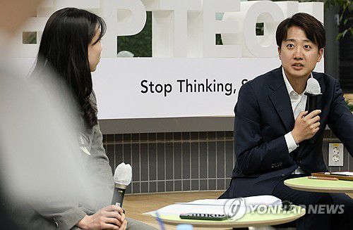 카이스트 찾은 이준석 대선후보(대전=연합뉴스) 강수환 기자 = 개혁신당 이준석 대선후보가 지난 7일 오후 대전 유성구 한국과학기술원(KAIST)에서 재학생들과 '2030 현장 청취' 간담회를 진행하고 있다. 2025.5.7 swan@yna.co.kr