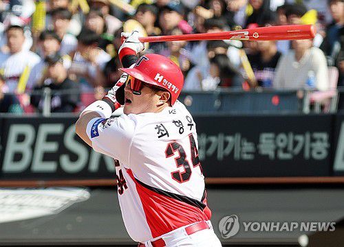 안타 치는 최형우(광주=연합뉴스) 조남수 기자 = 18일 광주기아챔피언스필드에서 열린 프로야구 두산 베어스와 KIA 타이거즈의 경기. KIA 최형우가 5회말에 2사 2루에서 안타를 때리고 있다. 2025.5.18 iso64@yna.co.kr