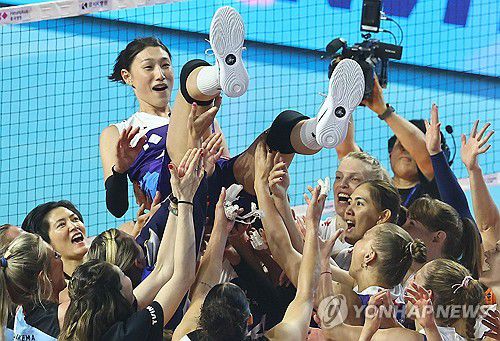 세계 올스타 선수들의 헹가래 받는 김연경(인천=연합뉴스) 서대연 기자 = 2024-2025시즌을 끝으로 현역 생활을 마감한 '배구 여제' 김연경이 18일 인천 삼산월드체육관에서 열린 여자배구 세계올스타전 'KYK 인비테이셔널 2025'에서 경기가 종료된 뒤 세계 올스타 선수들로부터 헹가래를 받고 있다. 2025.5.18 dwise@yna.co.kr