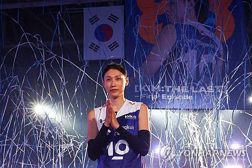 김연경의 마지막 에피소드(인천=연합뉴스) 서대연 기자 = 2024-2025시즌을 끝으로 현역 생활을 마친 '배구 여제' 김연경이 18일 인천 삼산월드체육관에서 열린 여자배구 세계올스타전 'KYK 인비테이셔널 2025'에서 경기가 끝난 뒤 무대에 올라 손뼉을 치고 있다. 2025.5.18 dwise@yna.co.kr