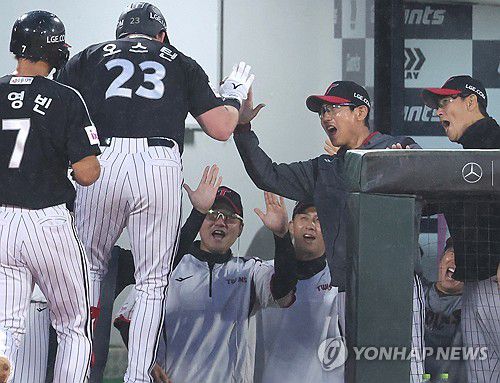 역전 3점포 친 LG 오스틴(부산=연합뉴스) 강선배 기자 = 22일 부산 사직야구장에서 열린 프로야구 LG 트윈스와 롯데 자이언츠의 경기. 3회 초 1사 후에 LG 오스틴이 좌측 펜스를 넘어가는 3점 홈런을 치고 염경엽 감독의 축하를 받고 있다. 2025.5.22 sbkang@yna.co.kr