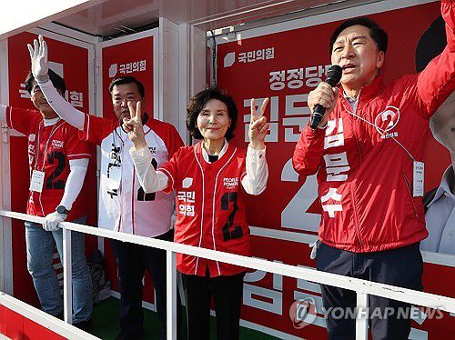 울산 찾은 설난영 여사(울산=연합뉴스) 김용태 기자 = 국민의힘 김문수 대선 후보의 배우자 설난영 여사가 울산시 남구 수암시장 앞에서 유세차에 올라 지지를 호소하고 있다. 2025.5.26 yongtae@yna.co.kr