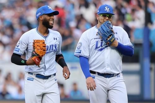 밝게 웃는 삼성 후라도(오른쪽)와 르윈 디아즈[삼성 라이온즈 제공. 재판매 및 DB 금지]