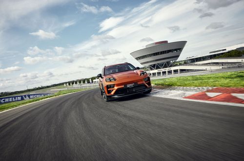 트랙을 달리는 포르쉐 마칸 일렉트릭[포르쉐 제공. 재판매 및 DB 금지]