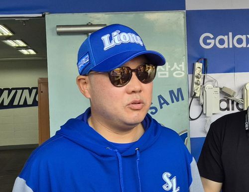 인터뷰하는 삼성 라이온즈 박진만 감독(대구=연합뉴스) 김경윤 기자 = 박진만 삼성 라이온즈 감독이 27일 대구삼성라이온즈파크에서 열리는 2025 프로야구 롯데 자이언츠와 홈 경기를 앞두고 취재진과 인터뷰하고 있다. 2025.5.27. cycle@yna.co.kr