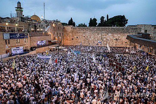 통곡의 벽 앞에 모인 이스라엘 시위대(예루살렘 AFP=연합뉴스) 26일(현지시간) 예루살렘의 날을 맞아 예루살렘 통곡의 벽 앞에 시위대가 모여 있다. 2025.05.27