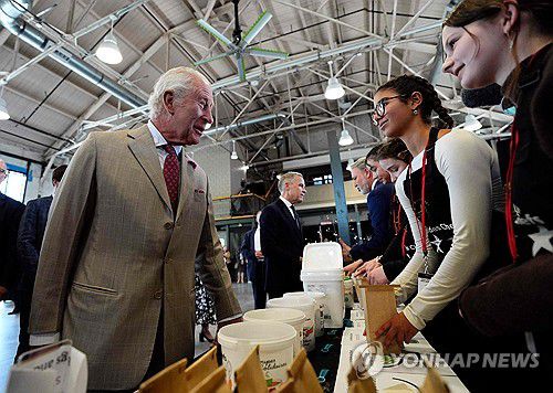 지역 주민들 만난 찰스 3세 국왕(오타와 AFP=연합뉴스) 26일(현지시간) 지역 사회 모임에서 주민들과 만난 찰스 3세 국왕. 2025.05.27