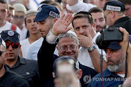 예루살렘 방문한 극우 벤그비르 장관(예루살렘 EPA=연합뉴스) 26일(현지시간) 벤그비르 이스라엘 국가안보장관이 예루살렘 구시가지 인근에서 시위대에 손을 흔들고 있다. 2025.05.27