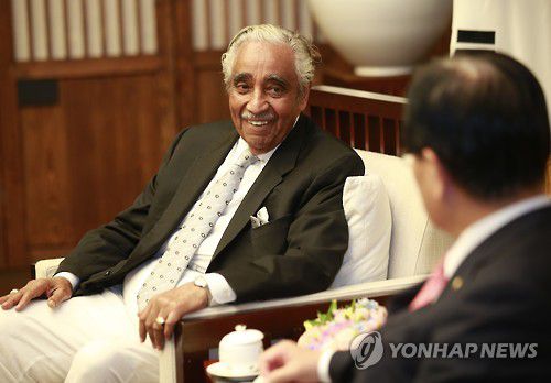 국회 방문한 찰스랭글 전 미국 하원의원(서울=연합뉴스) 찰스랭글 전 미국 하원의원이 지난 2015년 8월 국회를 방문해 정의화 당시 국회의장을 접견하는 모습. 2015.8.21 leesh@yna.co.kr