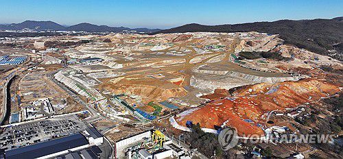 622조 투입 반도체클러스터 정부 총력지원(용인=연합뉴스) 홍기원 기자 = 오는 2047년까지 삼성전자와 SK하이닉스 등 민간 기업이 622조원을 투입하는 경기도 남부 일대 '반도체 메가 클러스터' 구축에 정부가 지원을 강화한다.     정부는 세계 최대 반도체 메가 클러스터 건설로 650조원 생산 유발 효과가 있을 것으로 보고, 인프라·투자 환경 조성, 반도체 생태계 강화, 초격차 기술 및 인재 확보 등을 발 벗고 지원한다.      사진은 15일 오후 공사가 진행 중인 경기도 용인시 처인구 원삼면 용인반도체클러스터 부지 모습. 2024.1.15 xanadu@yna.co.kr