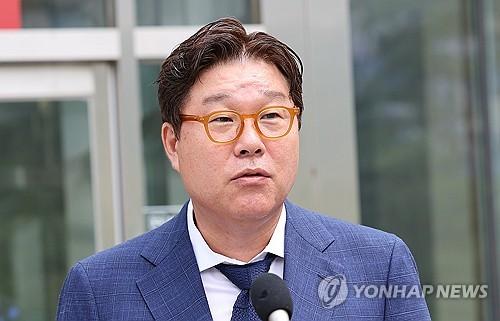 입장 밝히는 김성태(수원=연합뉴스) 5개 비상장회사 자금 500억원대 횡령 및 800만 달러 대북송금 혐의 등으로 기소돼 1심에서 징역 2년 6월의 실형과 징역 1년에 집행유예 2년을 각각 선고받은 김성태 쌍방울 그룹 전 회장이 지난해 7월 12일 오후 선고 공판이 열린 경기도 수원시 영통구 수원지방법원을 빠져나와 취재진의 질문에 답하고 있다. 2024.7.12 [연합뉴스 사진. 재판매 및 DB 금지]