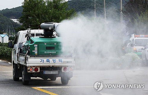 분주하게 움직이는 방역차※ 기사와 직접적인 관계가 없습니다. [연합뉴스 자료 사진]