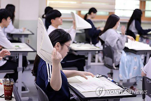 '긴장된 마음으로'…수능 전 마지막 모의고사 시작